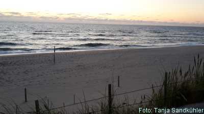 Meeresstrand in der Dämmerung