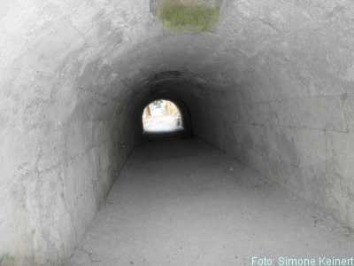 Fussgängerunnel mit Sonnenlicht am Ende